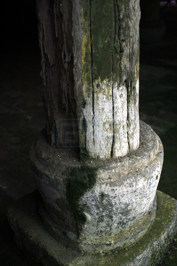 Cột gỗ trong đình Đa Chất